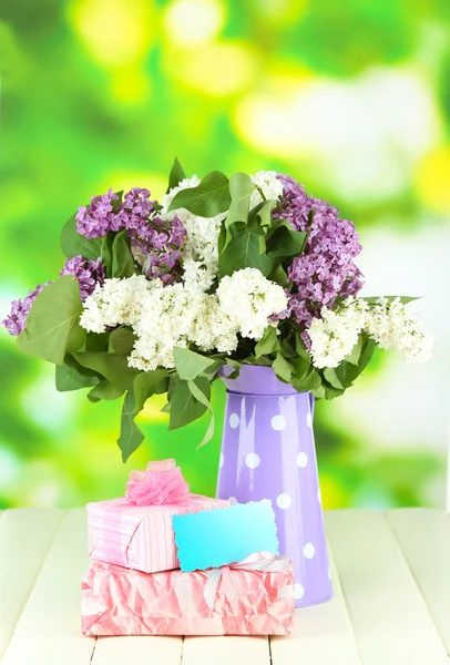 Mooie lila bloemen, op houten tafel op lichte achtergrond — Stockfoto