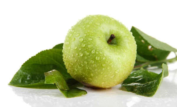 Sappige groene appel met bladeren, geïsoleerd op wit — Stockfoto