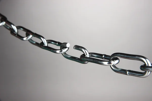 Broken chain on gray background — Stock Photo, Image