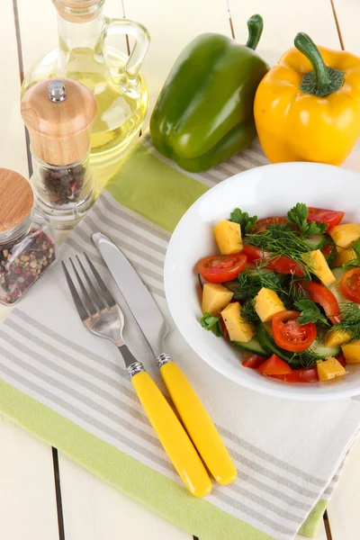 Lichte salade in plaat op houten tafel — Stockfoto