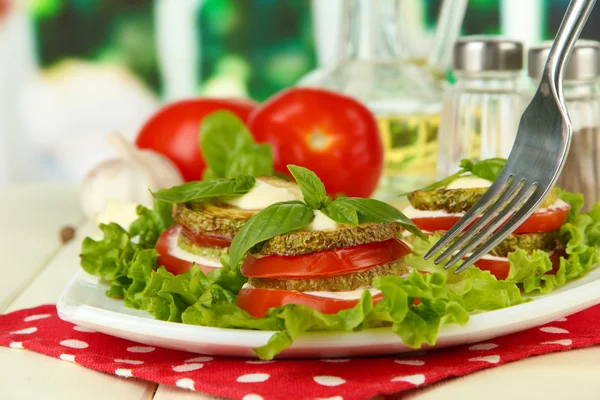 Mármore torrado saboroso e fatias de tomate com folhas de salada, no fundo brilhante — Fotografia de Stock