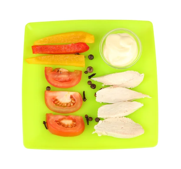 Preparación de pollo salteado con verduras y especias en el plato de color, aislado en blanco — Foto de Stock