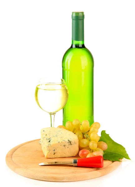 Wein, schmackhafter Blauschimmelkäse und Trauben auf Schneidebrett, isoliert auf Weiß — Stockfoto