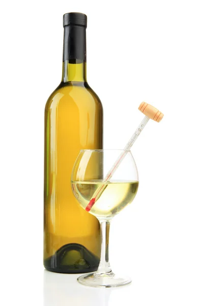 Garrafa e copo de vinho com termômetro, isolado em branco — Fotografia de Stock