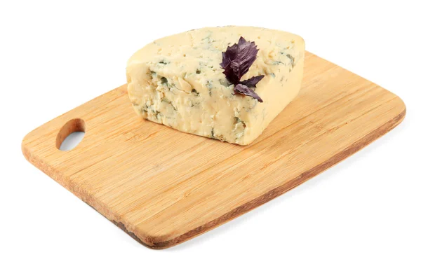 Sabroso queso azul en la tabla de cortar, aislado en blanco — Foto de Stock
