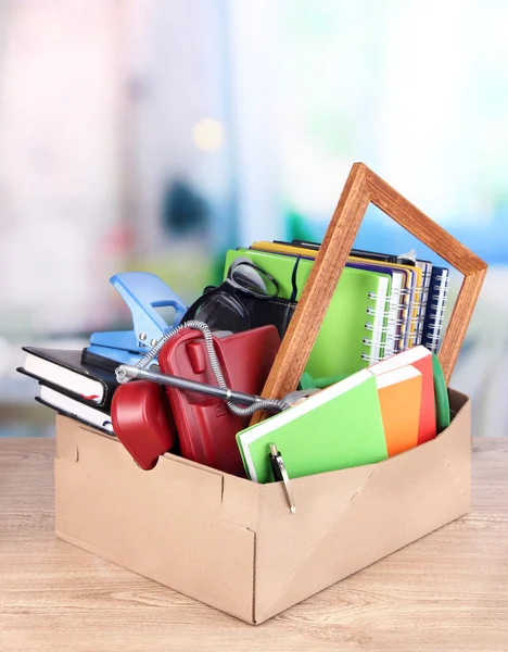 Persönliches Eigentum im Karton auf Büroschreibtisch — Stockfoto