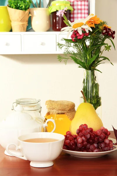 Kitchen composition on table on shelf background — Stock Photo, Image