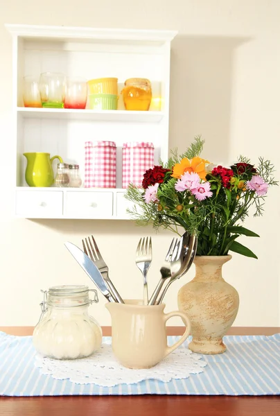 Composición de la cocina en la mesa sobre el fondo del estante —  Fotos de Stock