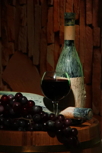 Komposition mit alter Flasche Wein und Weinglas im alten Keller, auf dunklem Hintergrund — Stockfoto