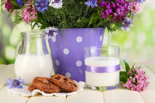 Mooi boeket in emmer op houten tafel op natuurlijke achtergrond — Stockfoto