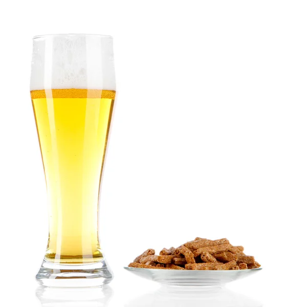 Cerveja em vidro e croutons isolados em branco — Fotografia de Stock
