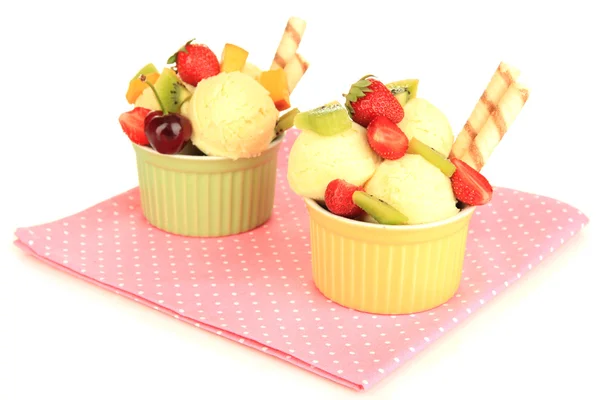 Delizioso gelato con frutta e bacche in ciotola isolato su bianco — Foto Stock