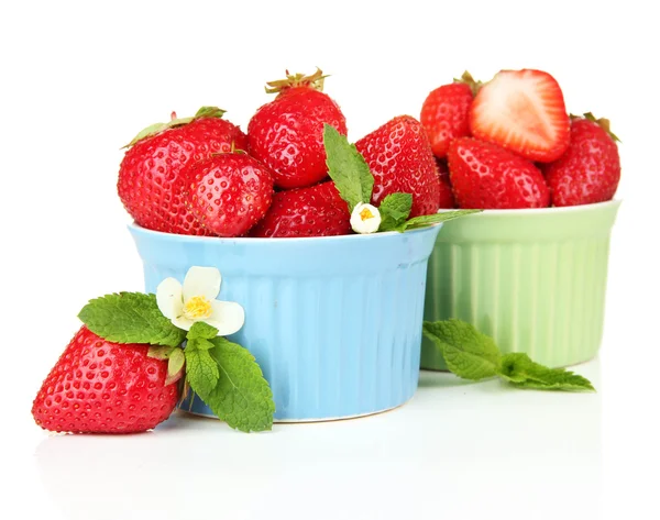 Zralé sladké jahody v miskách, izolované na bílém — Stock fotografie