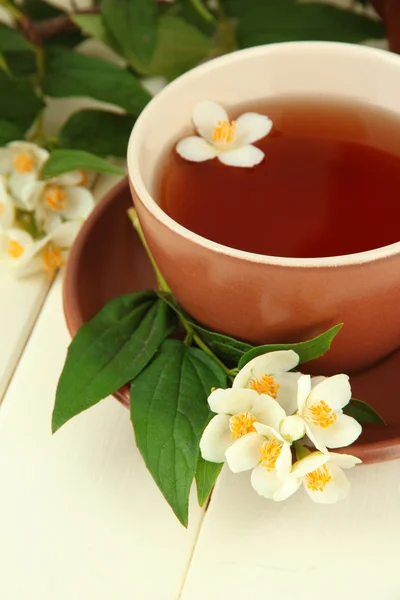 Kopje thee met jasmijn, op houten tafel, close-up — Stockfoto