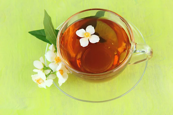 Tasse Tee mit Jasmin, auf Holztisch, Nahaufnahme — Stockfoto