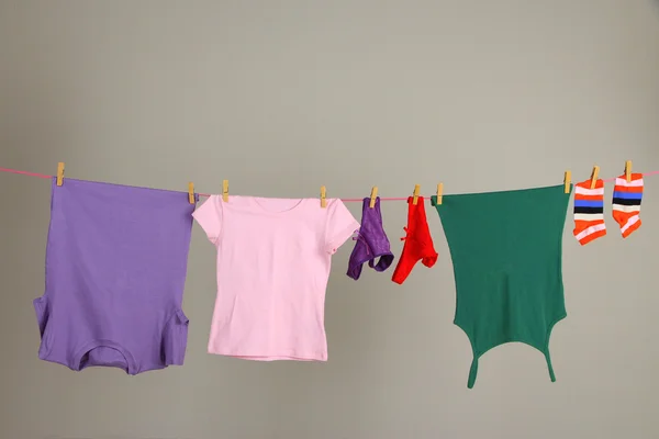 Línea de lavandería con ropa sobre fondo de pared — Foto de Stock