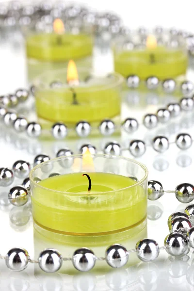 Brandende kaarsen met kralen close-up — Stockfoto