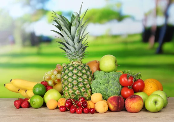 Асортимент свіжих фруктів та овочів на природному фоні — стокове фото
