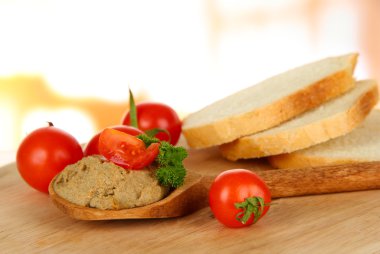 taze ezme, domates ve parlak zemin üzerine ekmek bileşimi