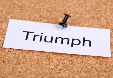 cork board üzerinde kelime triumph ile kağıt üzerinde itme
