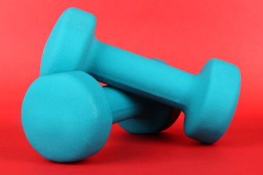 dumbell kırmızı zemin üzerine