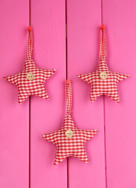 pembe ahşap tahta üzerinde yıldız şeklinde yumuşak oyuncaklar