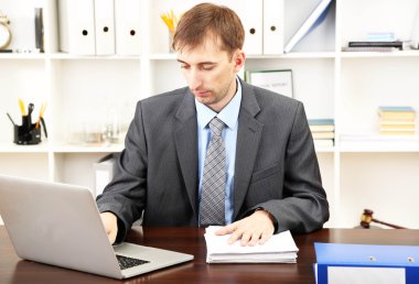 onun işyerinde ofiste genç işadamı
