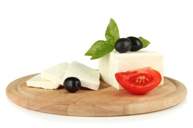 fesleğen ve Siyah Zeytin, domates üzerinde beyaz izole kesme tahtası üzerinde koyun sütü peyniri