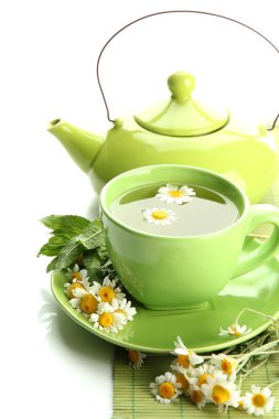 fincan ve üzerinde beyaz izole yabani camomiles ve nane, bitkisel çay demlik