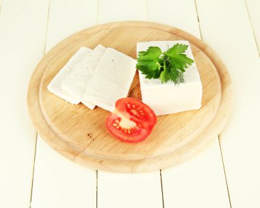 koyun peyniri, kırmızı domates maydanoz ve dereotu üzerinde beyaz izole kesme tahtası üzerinde süt