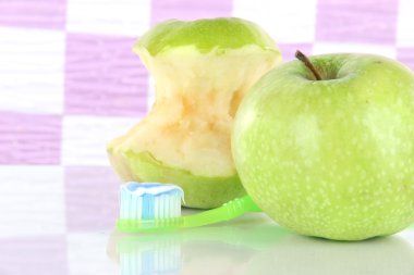 Banyoda rafta bir diş fırçası ile elma