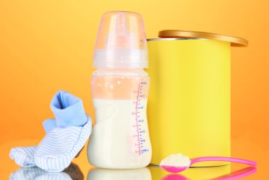 şişe süt ve gıda turuncu zemin üzerine bebekler için