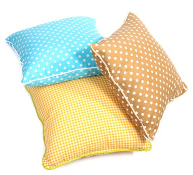 Üç yastık üzerinde beyaz izole