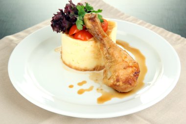 ahşap masa üzerinde büyük tabakta yemek küçük bir kısmı