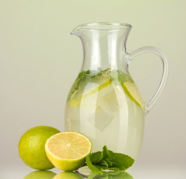 limonata sürahi yeşil zemin üzerine yapılan
