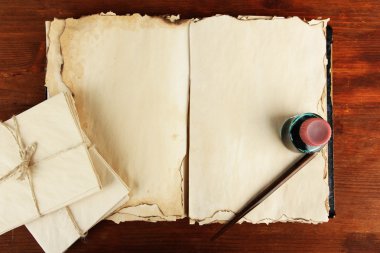 eski kitap, mektup ve tükenmez kalem ahşap arka plan üzerine açık