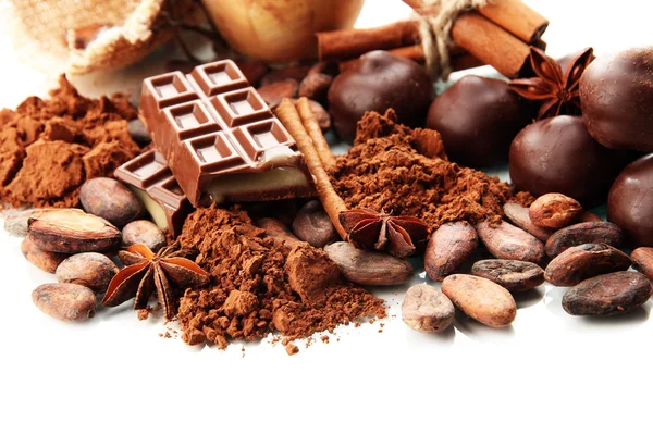 巧克力糖、 可可和香料，孤立在白色的组成 — 图库照片