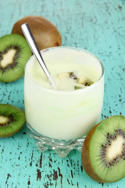 Delicioso yogur en vaso con kiwi en mesa de madera de cerca — Foto de Stock