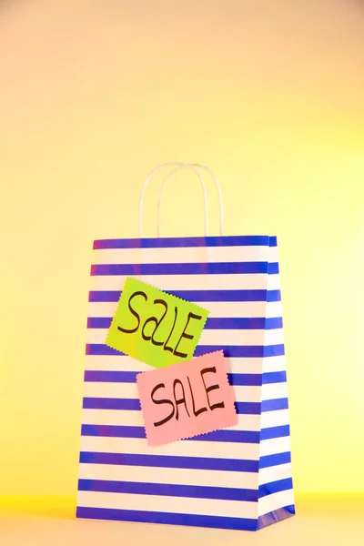 Gestreifte Tasche auf gelbem Hintergrund — Stockfoto