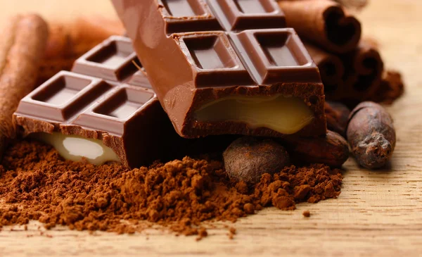 Composición de dulces de chocolate, cacao y especias sobre fondo de madera — Foto de Stock