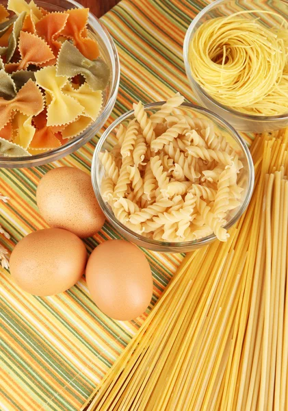 Diferentes tipos de pasta en mantel rayado — Foto de Stock