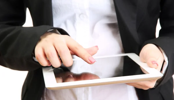 Молодая бизнесвумен, работающая над цифровым планшетом, крупным планом, изолированная на белом — стоковое фото