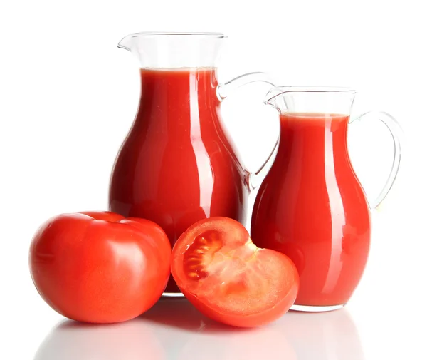 Tomatensaft in Krügen isoliert auf weiß — Stockfoto