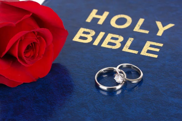 Wedding rings with rose on bible — Stock Photo, Image