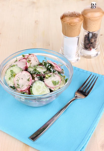 Ensalada de verduras con vitamina en un tazón sobre una mesa de madera —  Fotos de Stock