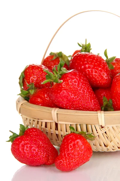 Färska jordgubbar i rotting korg isolerad på vit — Stockfoto
