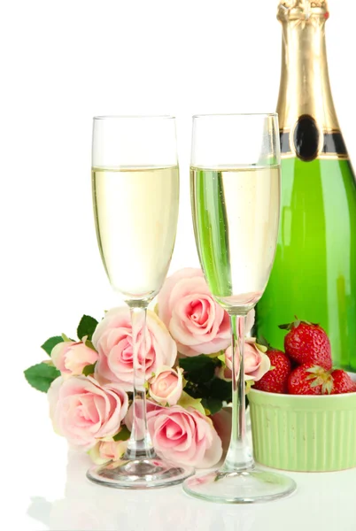 Romantische Stilleven met champagne, aardbei en roze rozen, geïsoleerd op wit — Stockfoto