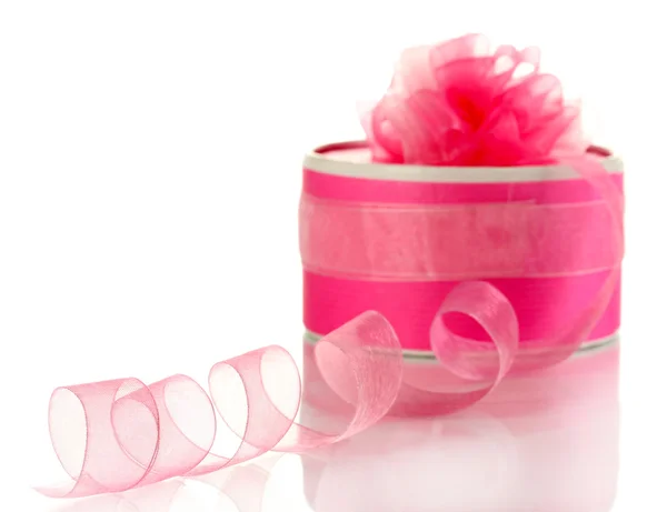 Caixa de presente com rosca de fita rosa isolada em branco — Fotografia de Stock