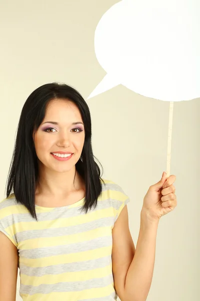 Pensamiento chica en burbuja al lado de ella sobre fondo gris — Foto de Stock