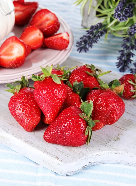 Strawberries on board cutting close-up — Stock Photo, Image